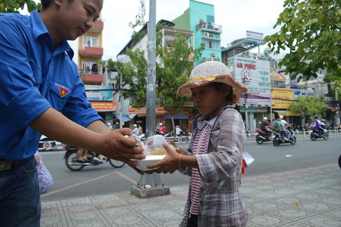 Báo Tiền Phong phát 200 suất cơm miễn phí - ảnh 4